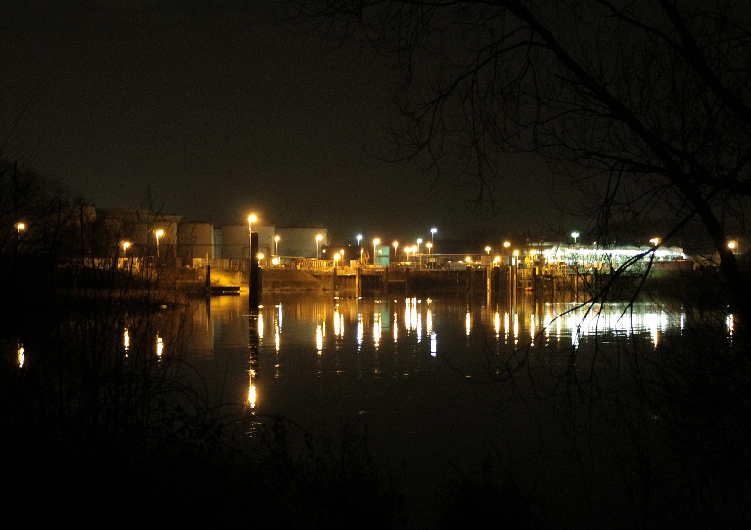 Hafen Flörsheim bei Nacht - ein Versuch