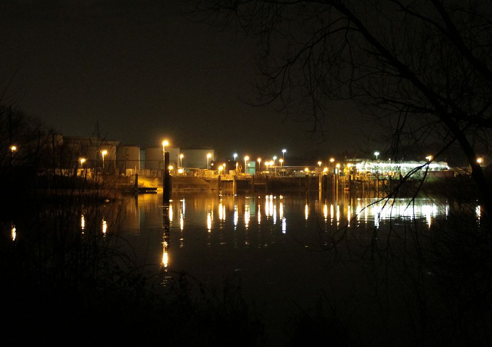 Hafen Flörsheim bei Nacht - ein Versuch