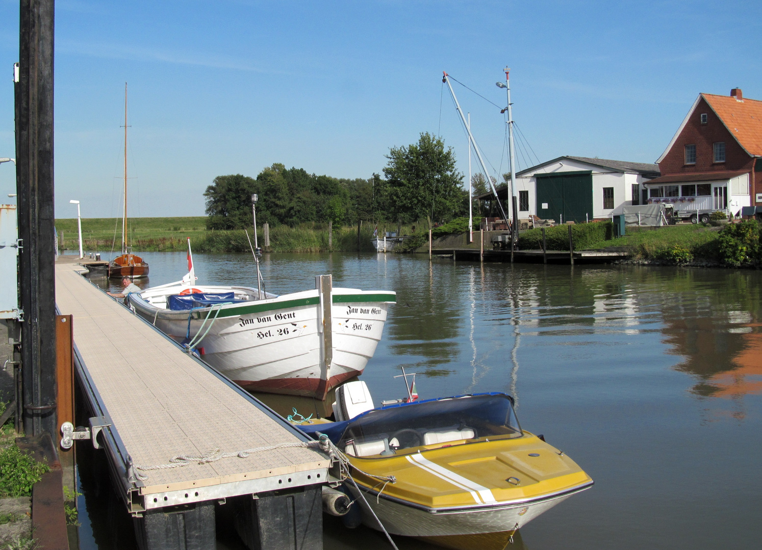 Hafen Freiburg/Elbe...  Börteboot für Helgoland