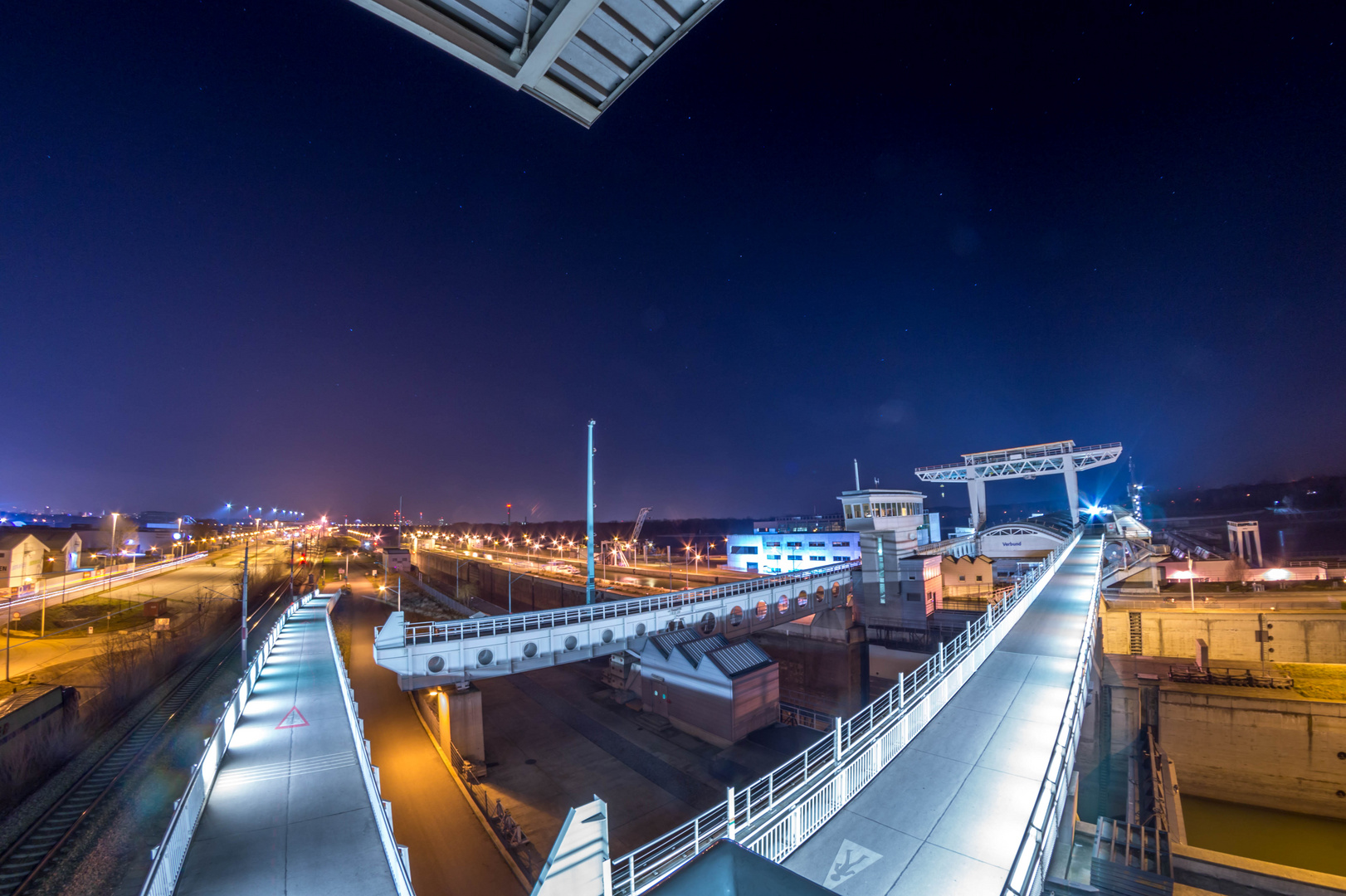 Hafen Freudenau (Wien) bei Nacht