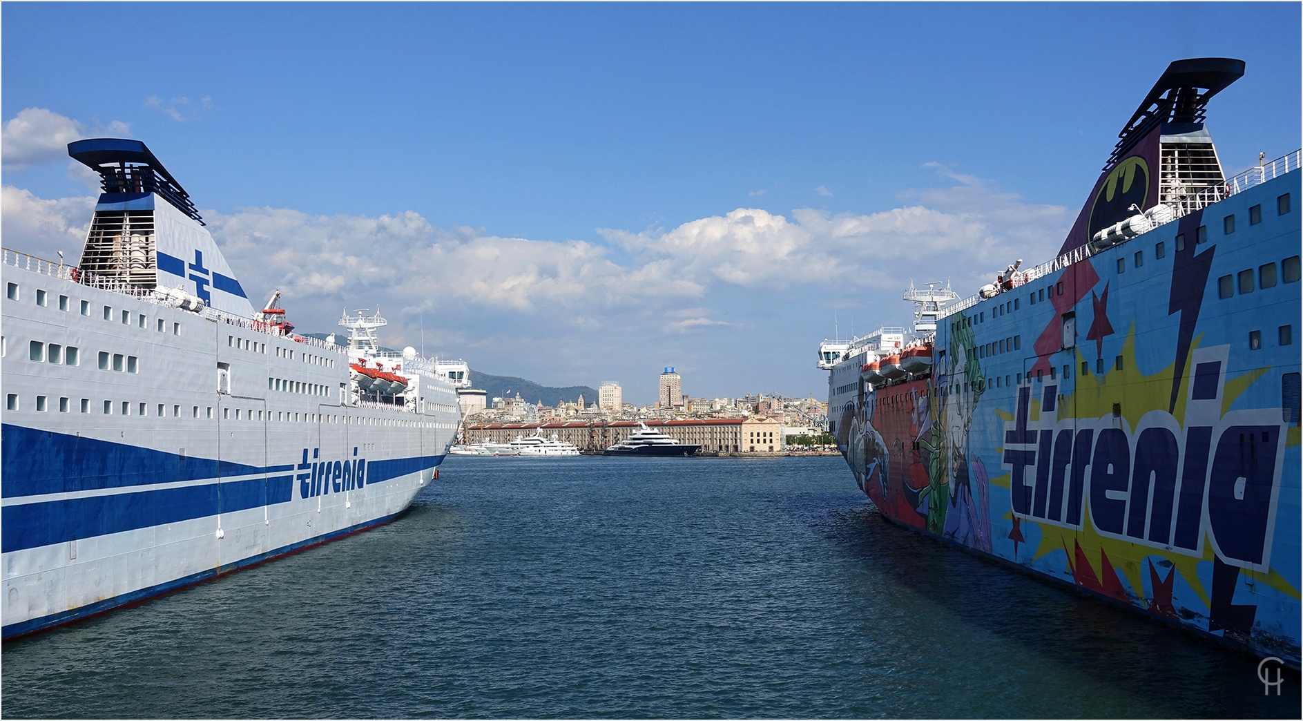 Hafen Genua - Warten auf die Fähre