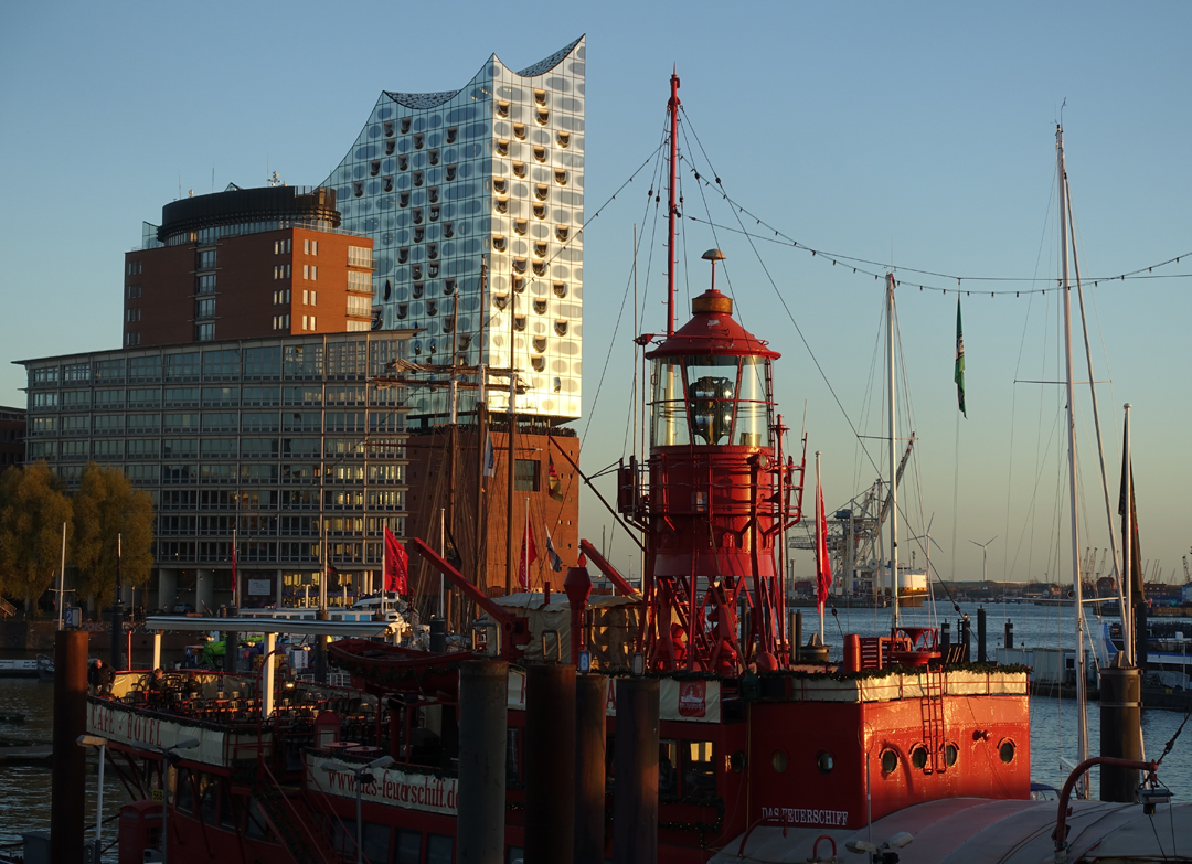 Hafen Hamburg. Feuerschiff mit Elbphilharmonie.