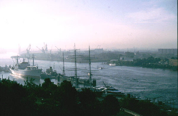 Hafen Hamburg im Morgennebel