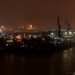 Hafen Hamburg in trüber, kalter Nacht