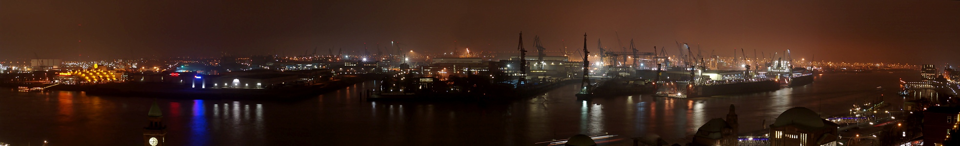 Hafen Hamburg in trüber, kalter Nacht