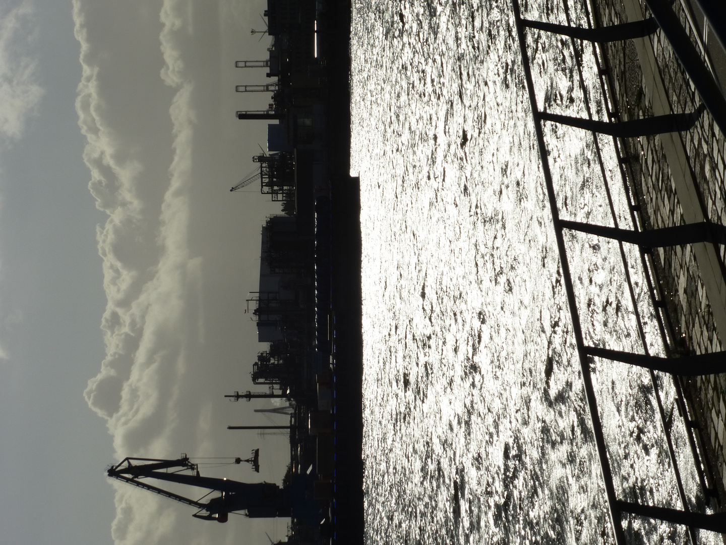 Hafen Hamburg nach Regen in Nachmittagssonne