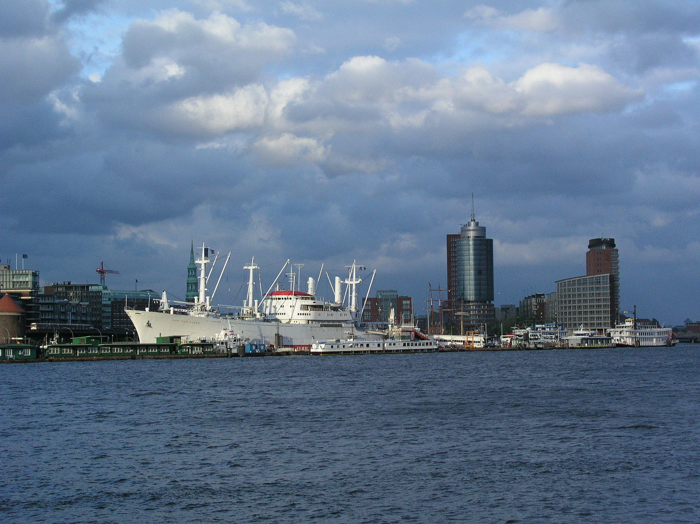 Hafen Hamburg: Skyline mit Museumsschiff "Cap San Diego" Hamburg Port: Skyline w/ Tradition ship "