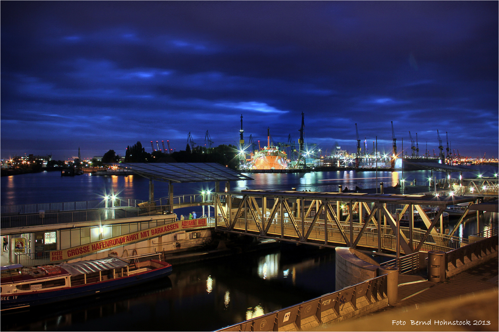 Hafen Hamburg .... St. Pauli-Landungsbrücken