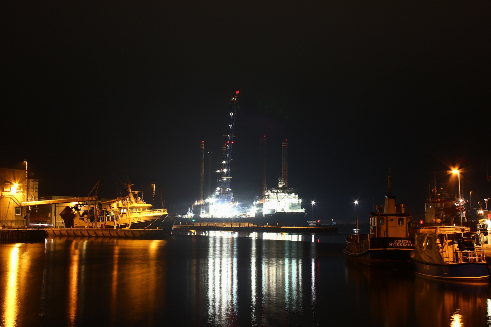 Hafen Hvide Sande in Dänemark bei Nacht