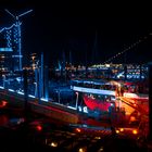 Hafen im blauen und roten Licht