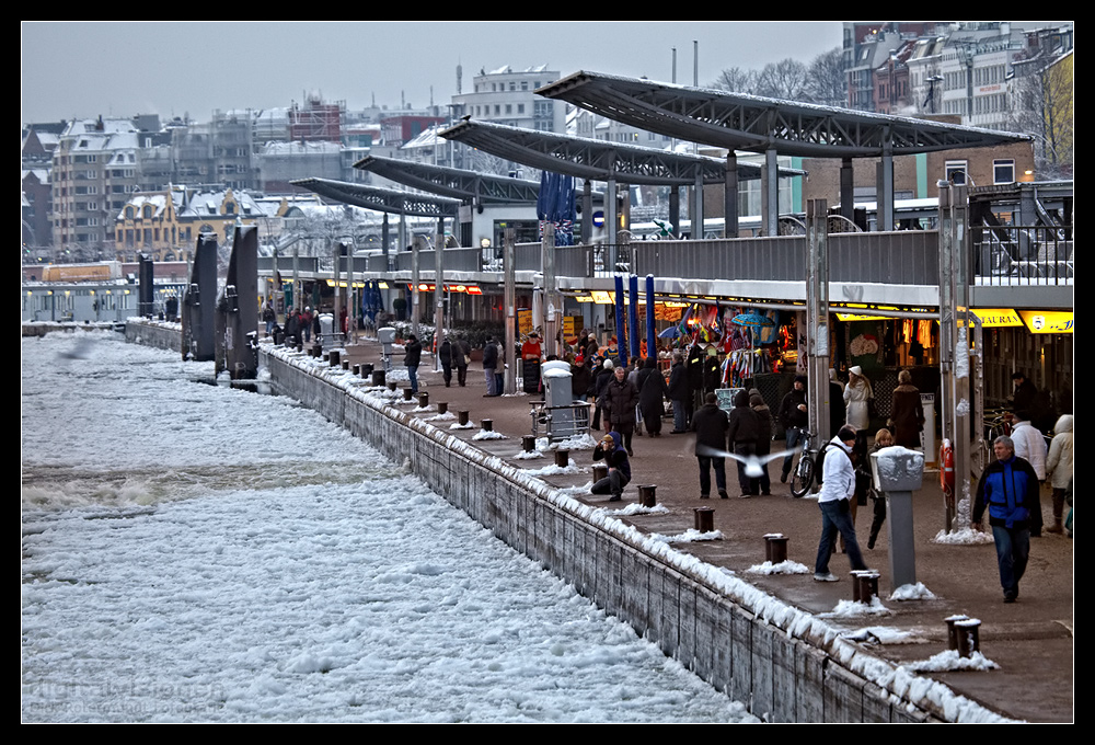 Hafen im Eis -Landungsbrücken