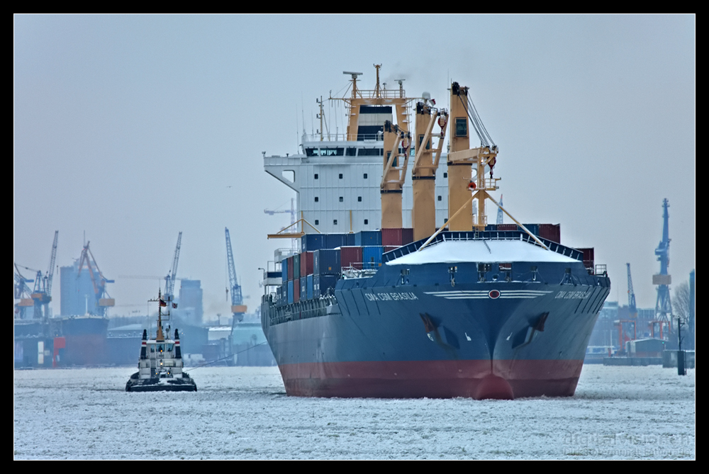 Hafen im Eis - Schlepper bei der Arbeit