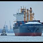 Hafen im Eis - Schlepper bei der Arbeit