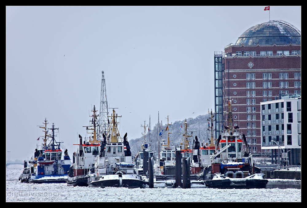 Hafen im Eis - Schlepper in Neumühlen