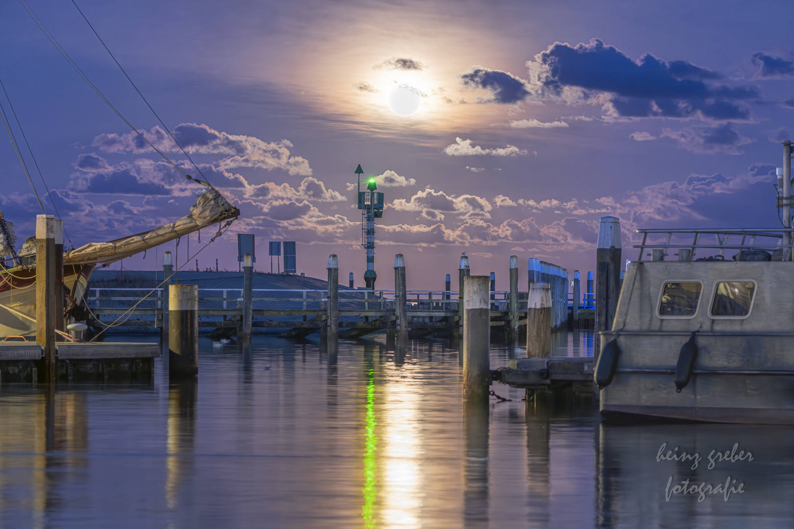 Hafen im Mondlicht