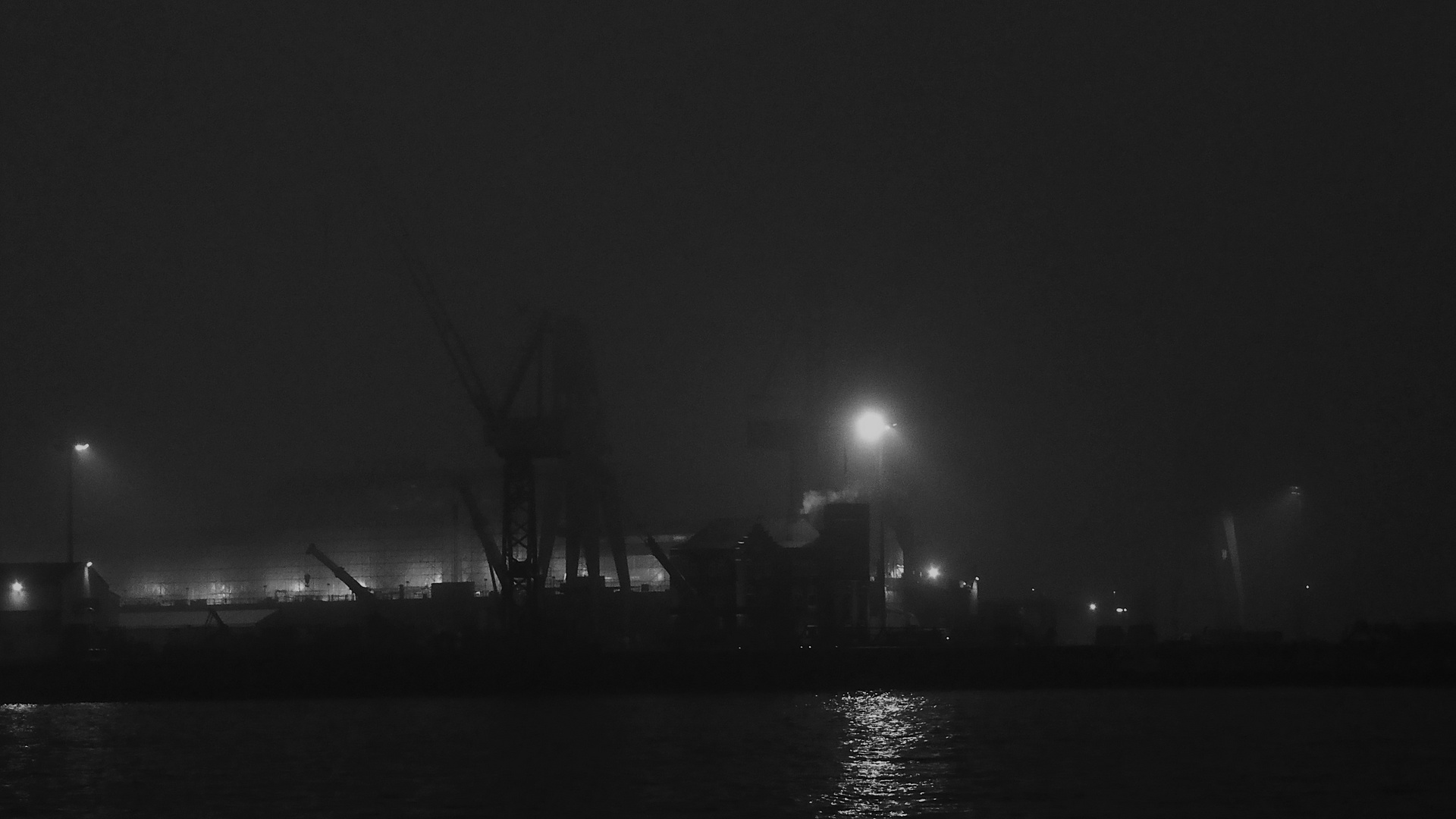 Hafen im Nebel