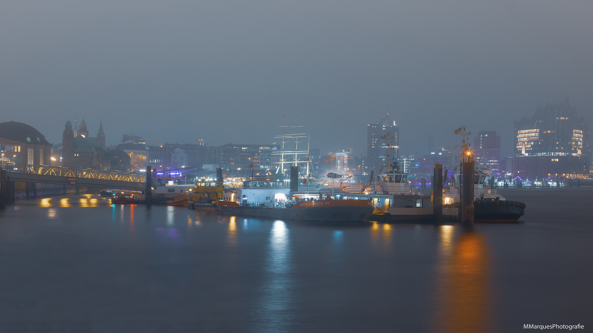 Hafen im Nebel