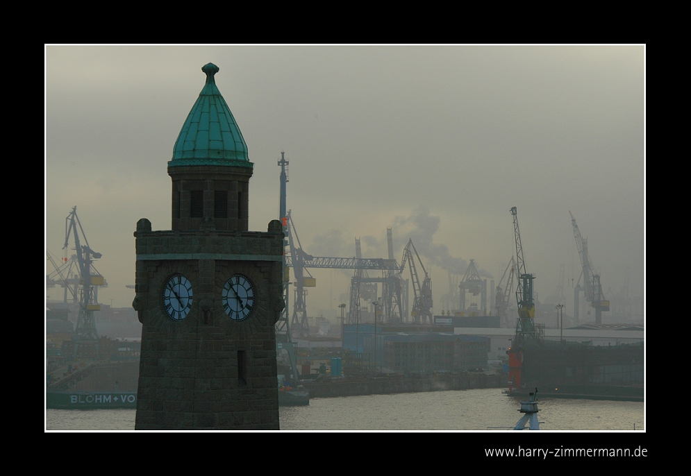 Hafen im Nebel