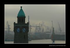 Hafen im Nebel