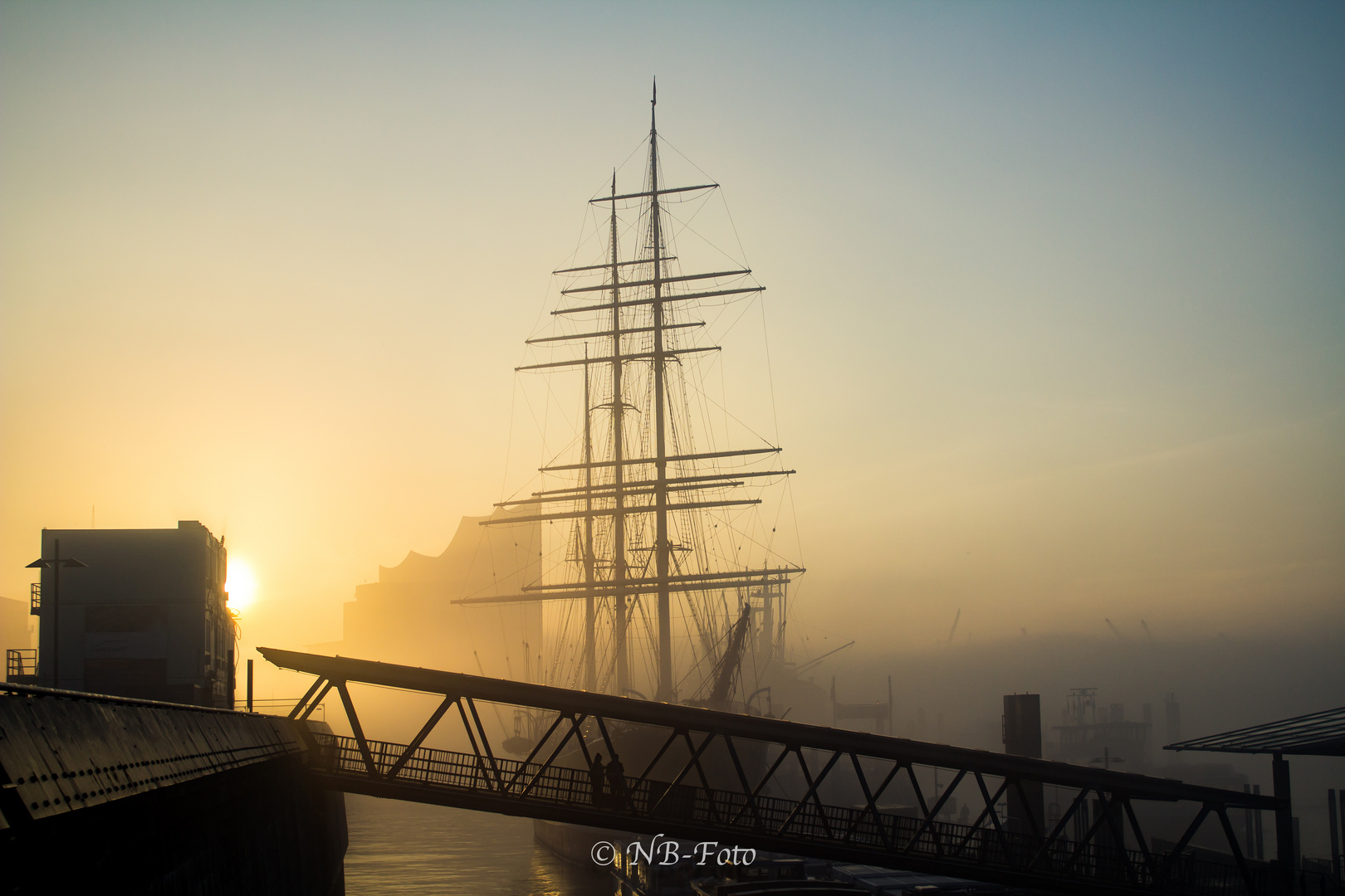 Hafen im Nebel