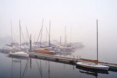 Hafen im Nebel