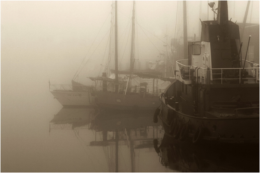 Hafen im Nebel