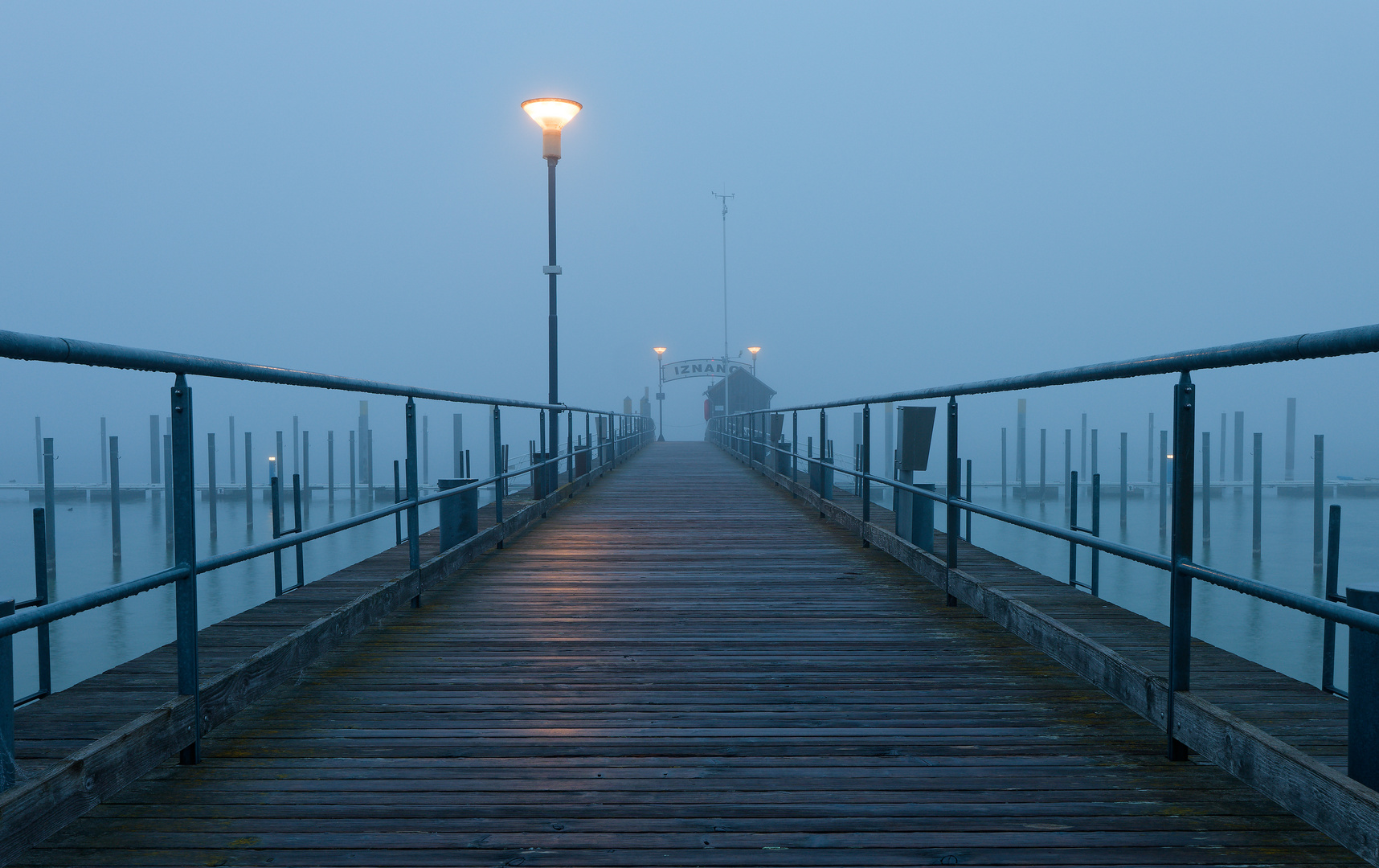 Hafen im Nebel