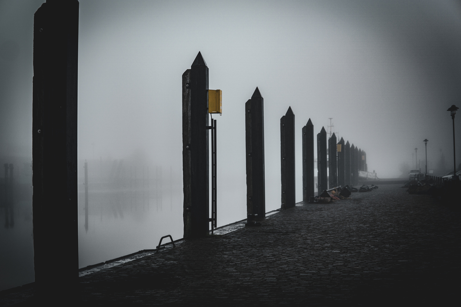 Hafen im Nebel