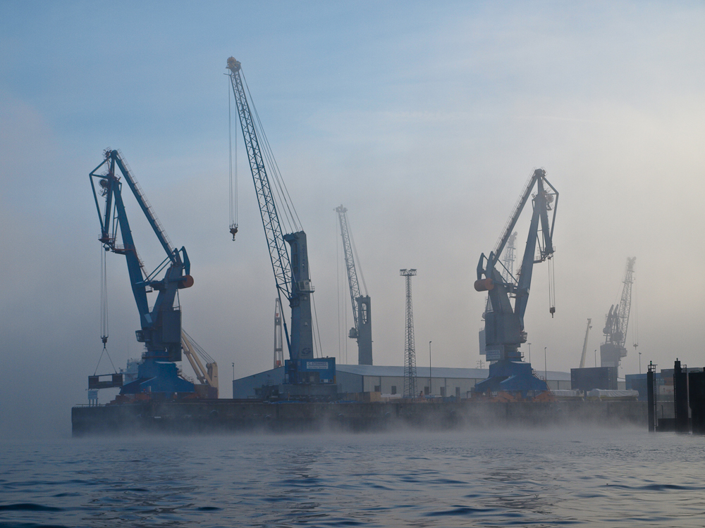 Hafen im Nebelkleid