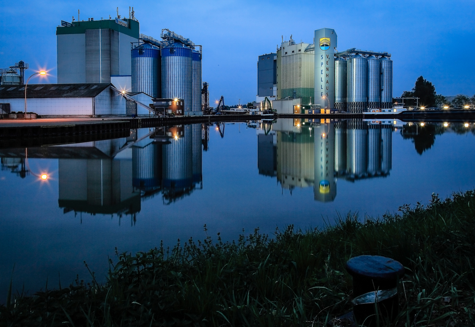 Hafen in der blauen Stunde