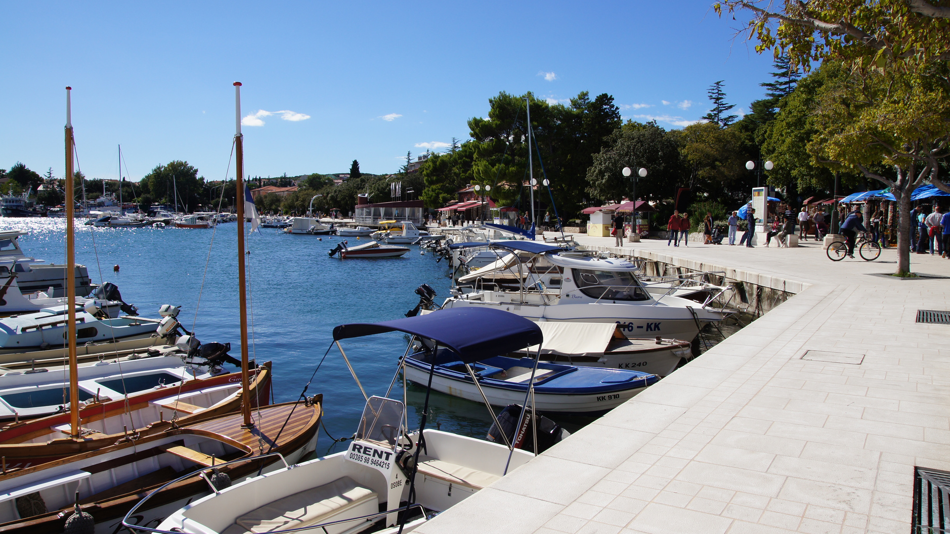 Hafen in Krk mit Uferpromenade