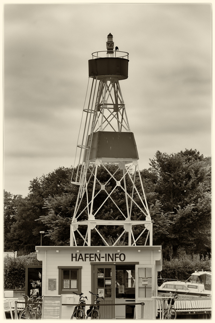 Hafen Info Aurich in Schwarz Weiß