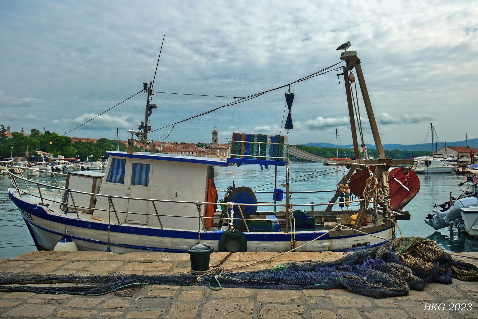 Hafen Krk im Sommerblick auf die Basilika 