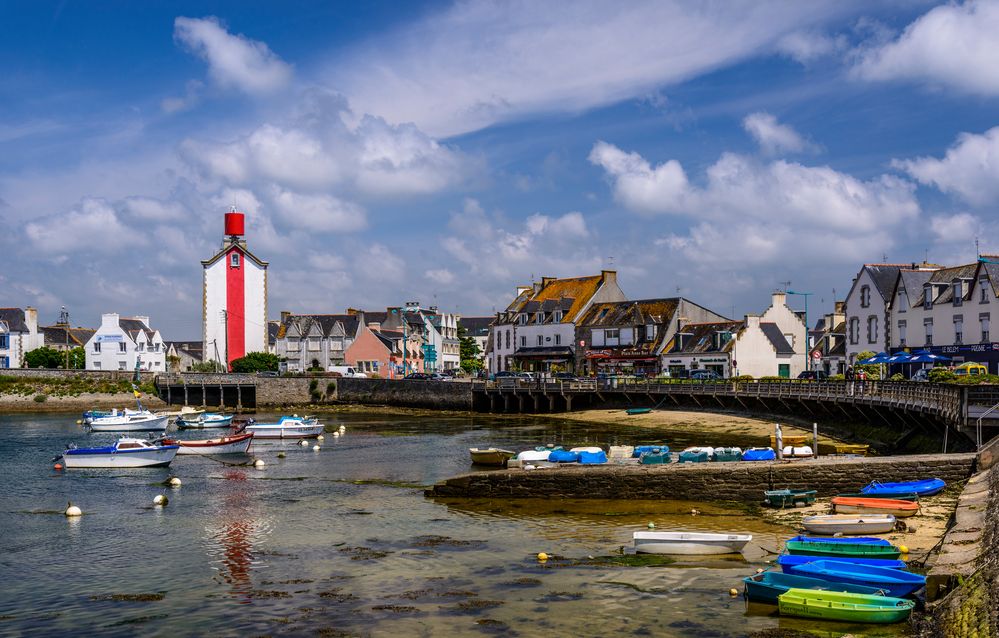 Hafen mit Leuchtturm, Léchiagat, Bretagne, France