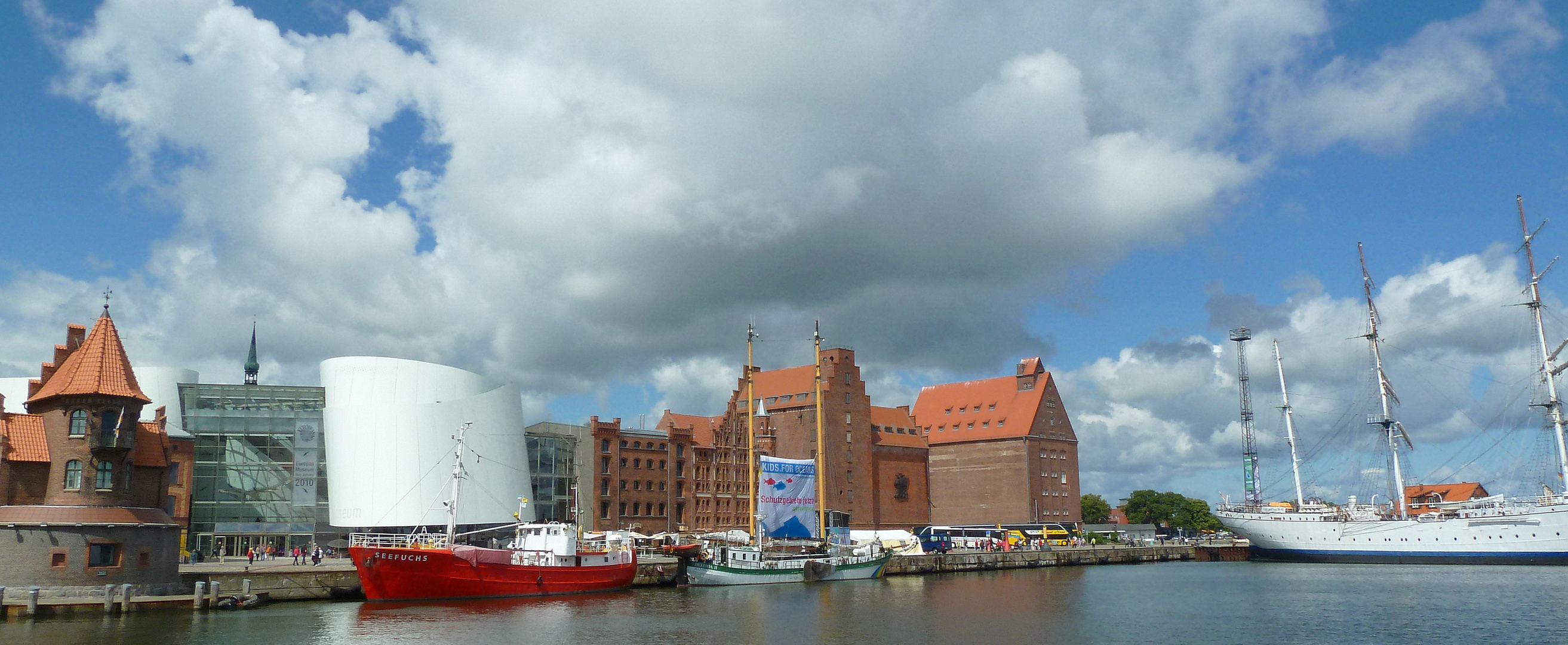 Hafen mit Ozeaneum und Gorch Fock