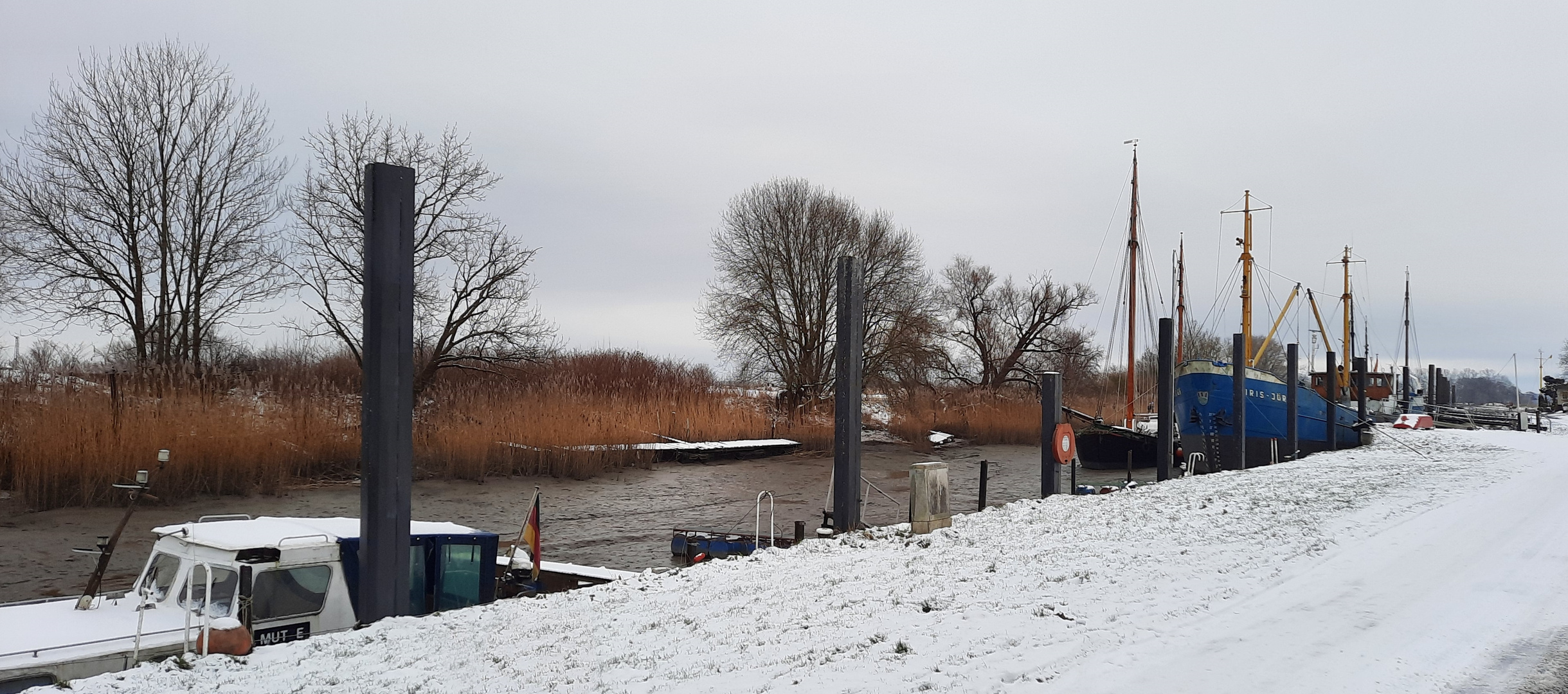 Hafen mit Schnee