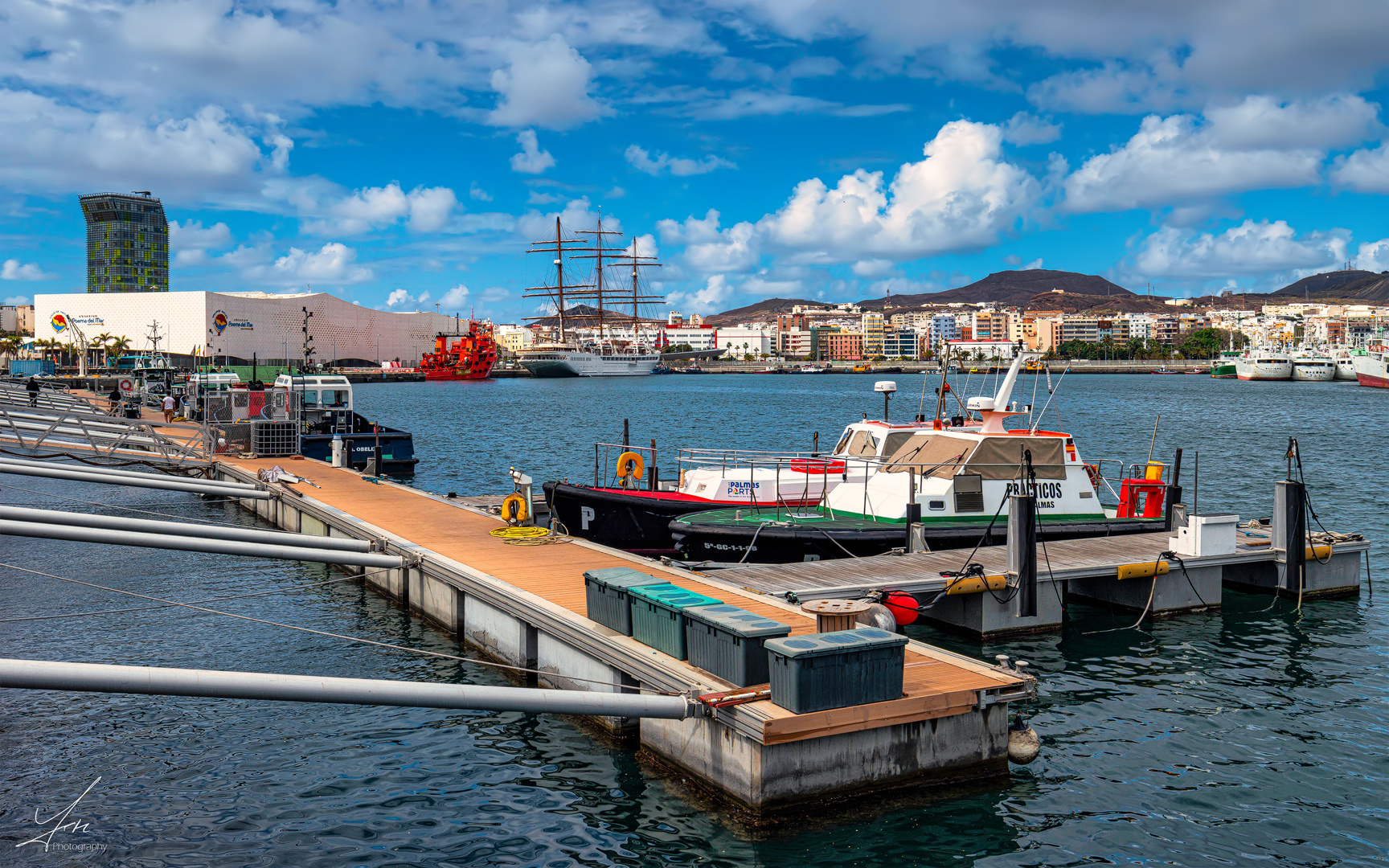 Hafen mit Skyline