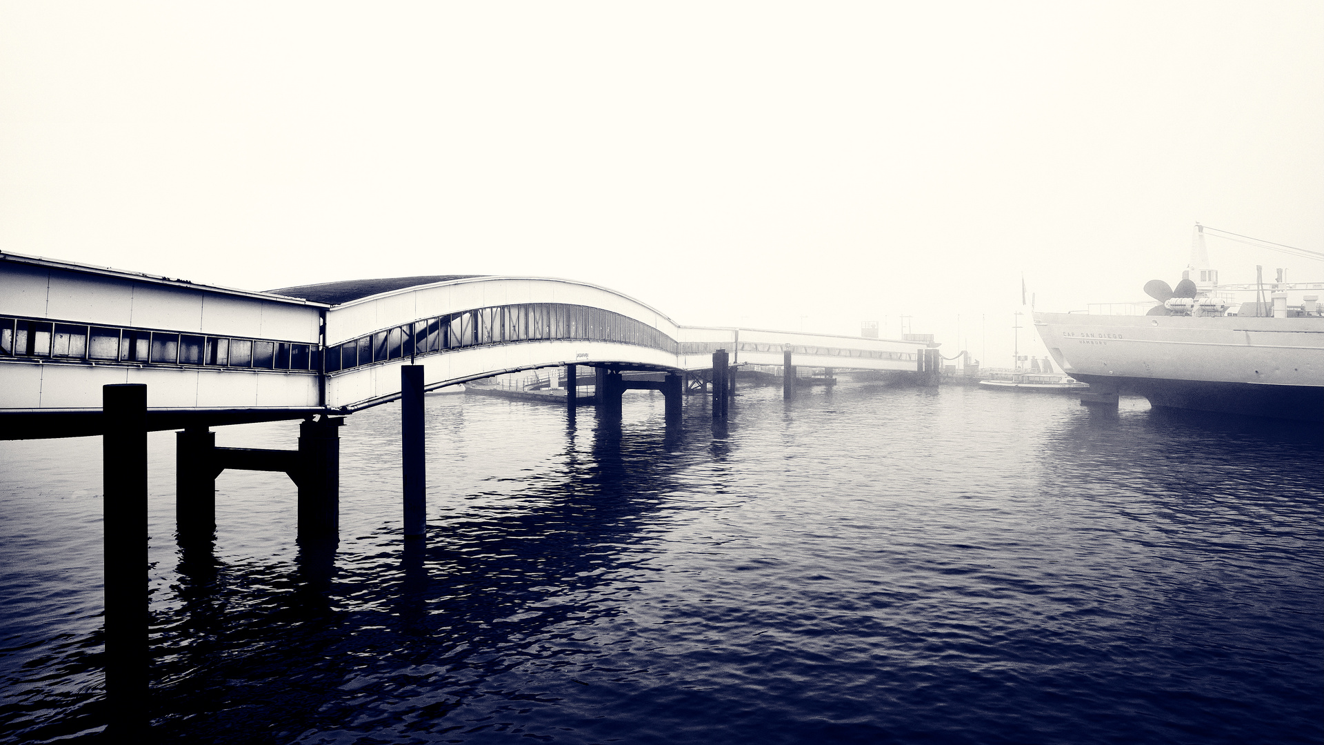 Hafen morgens im Nebel