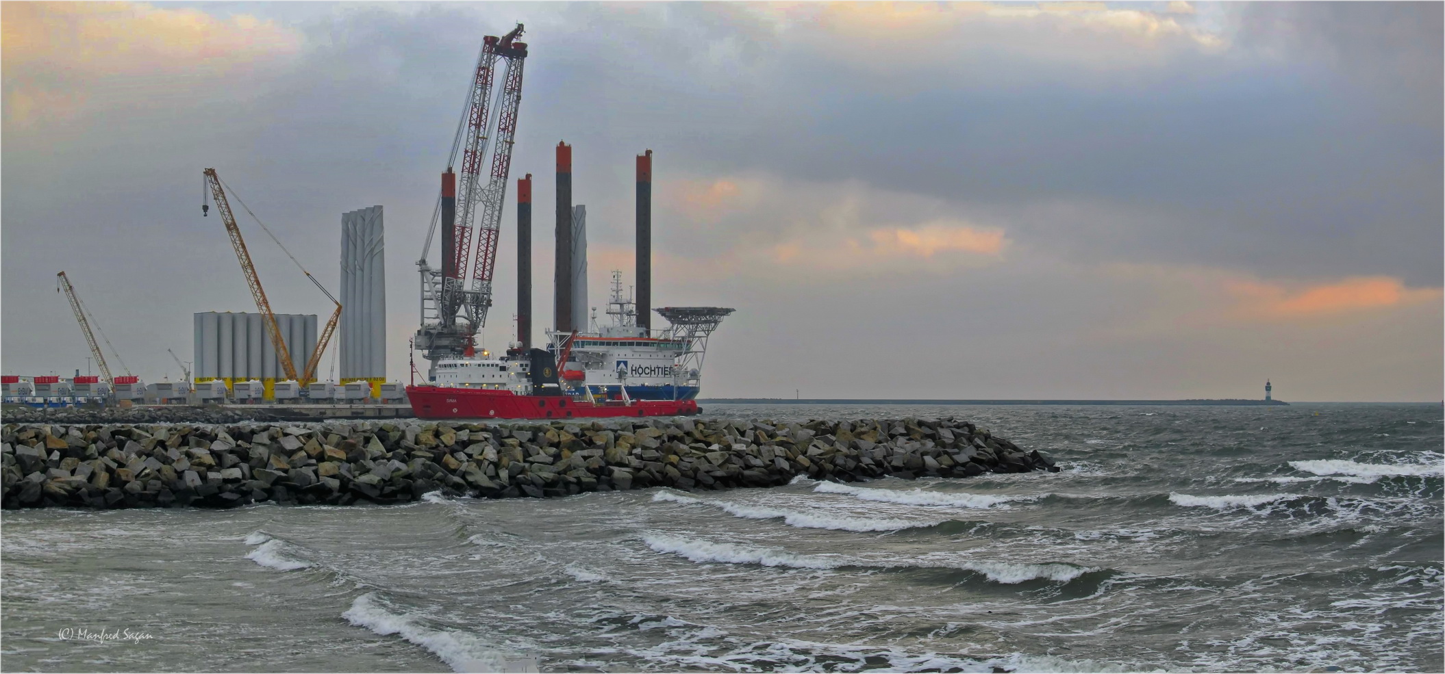 Hafen Mukran - Blick auf den Liegeplatz für die Verladung von Schwergut für die Offshore-Windparks 