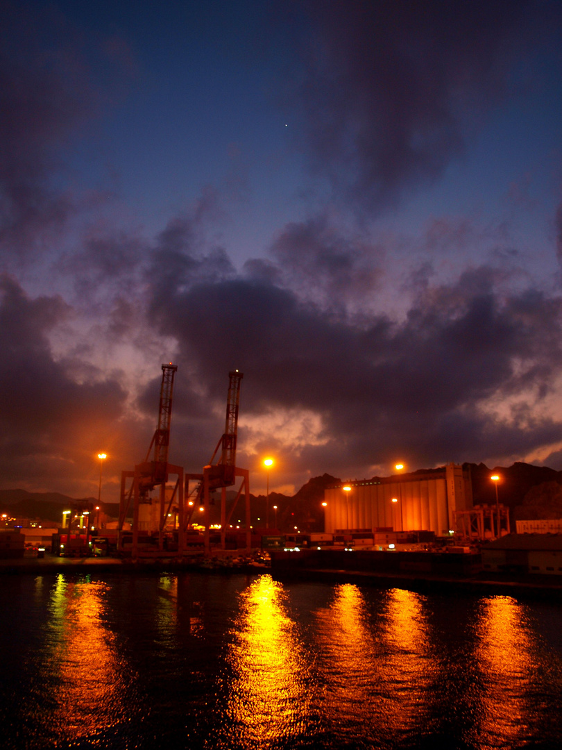 - Hafen Musqat im Oman bei Nacht -