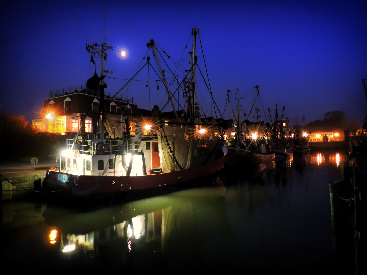 Hafen Neuharlingersiel bei Nacht