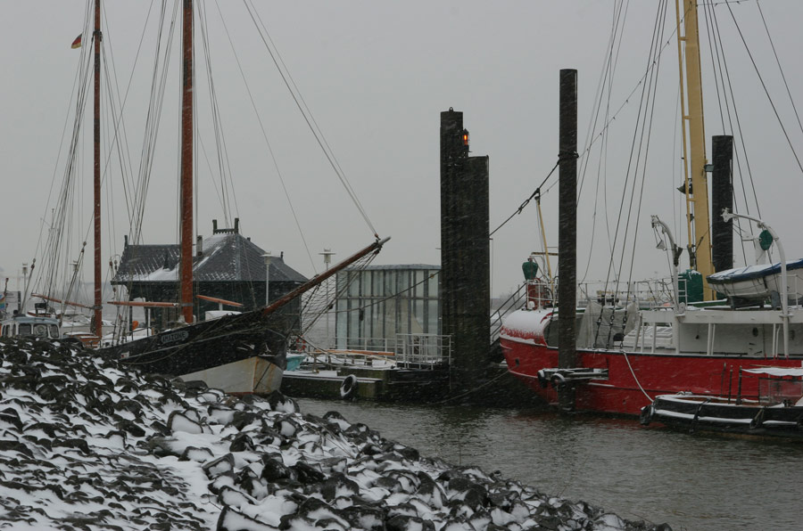 Hafen, Schnee und Nebel
