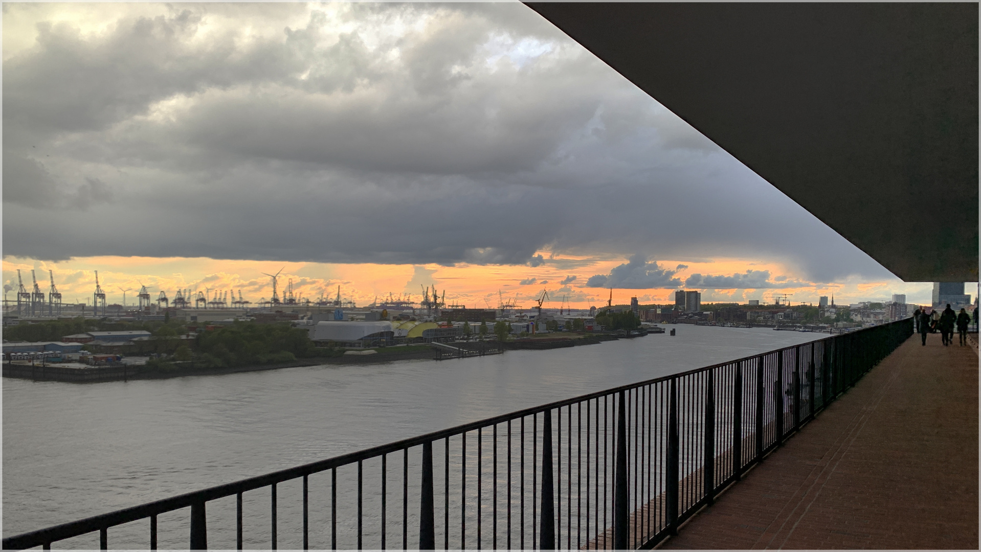 Hafen-Skyline mit Sonnenuntergang