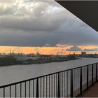 Hafen-Skyline mit Sonnenuntergang