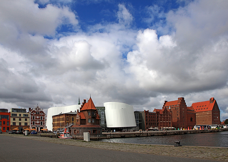 Hafen Stralsund mit dem beeindruckenden Ozeaneum