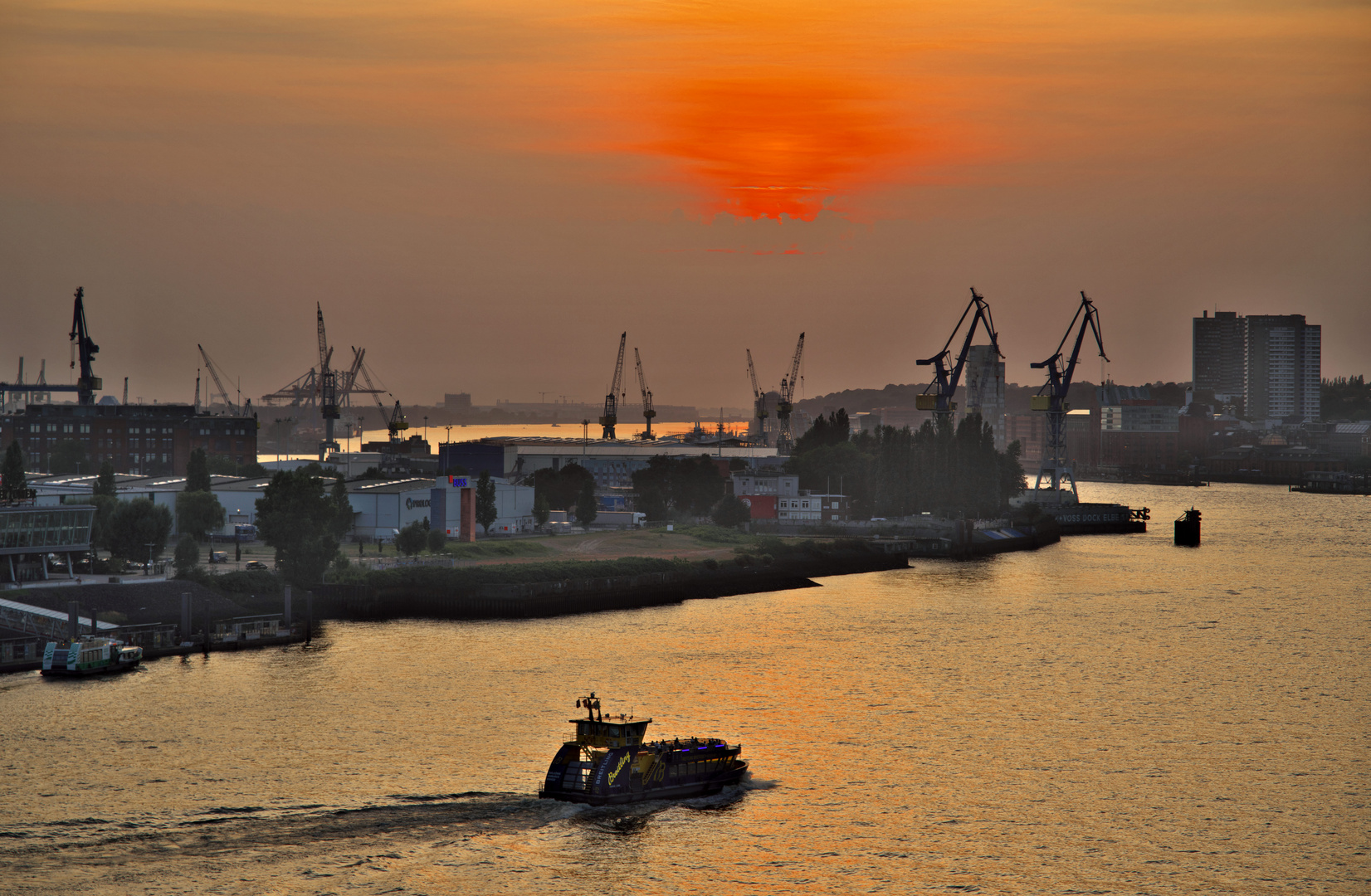 Hafen und Elbe