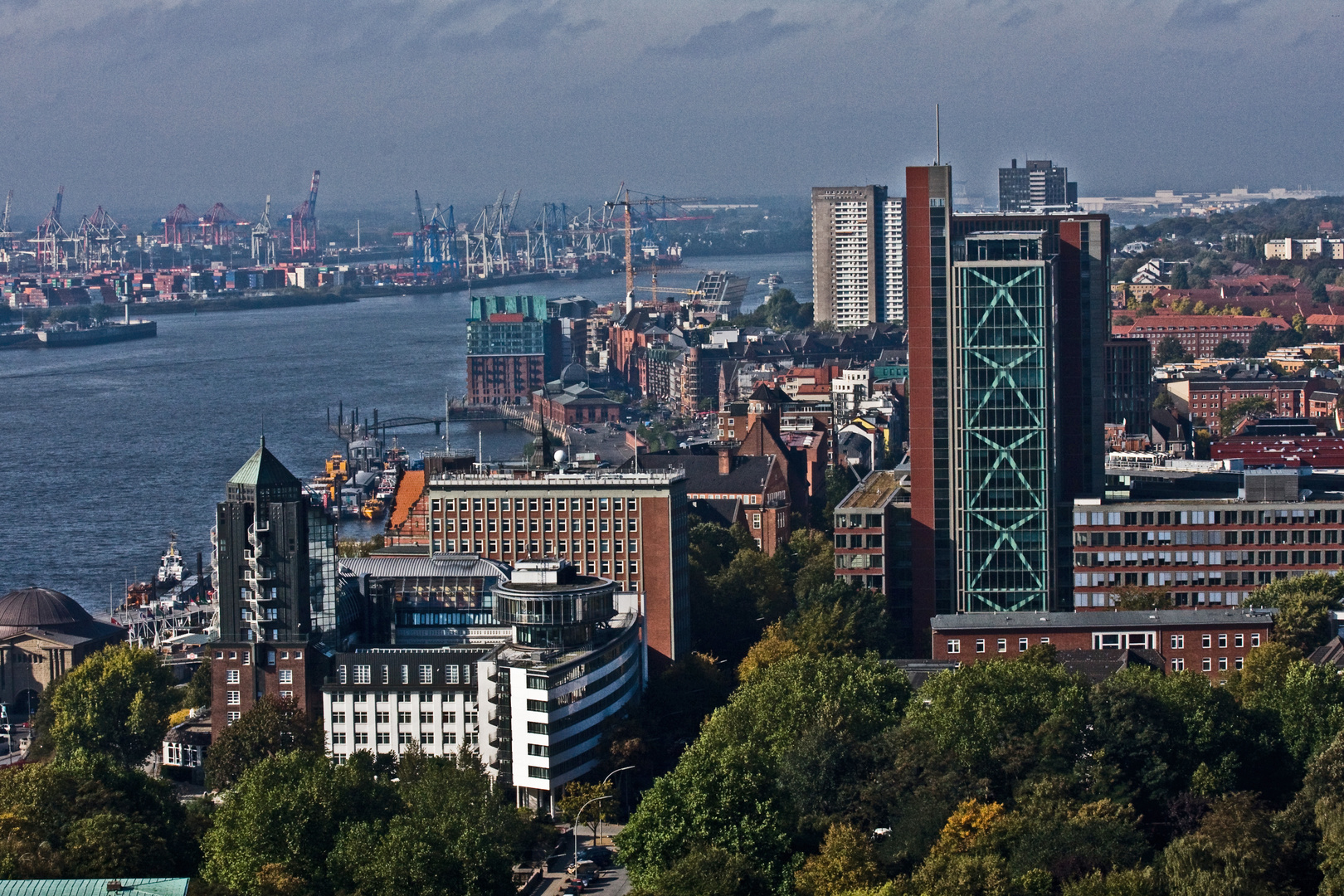 Hafen und Elbe vom Michel aus gesehen