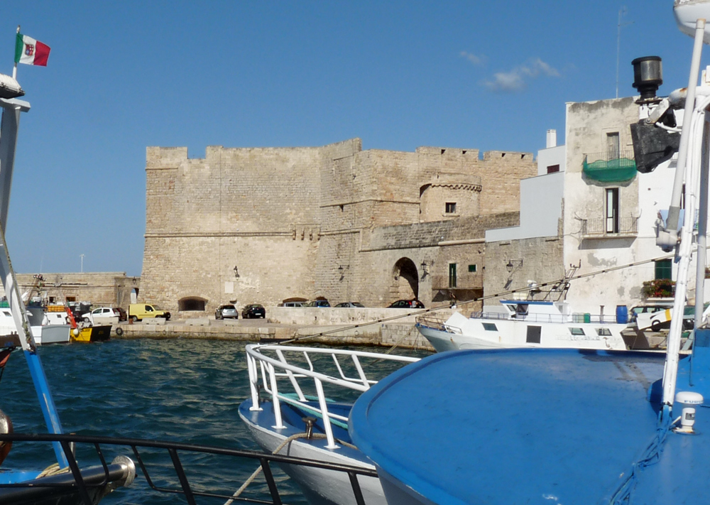 HAFEN UND KASTEL VON MONOPOLI