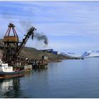 Hafen und Kraftwerk in Barentsburg