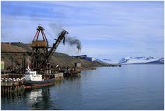 Hafen und Kraftwerk in Barentsburg